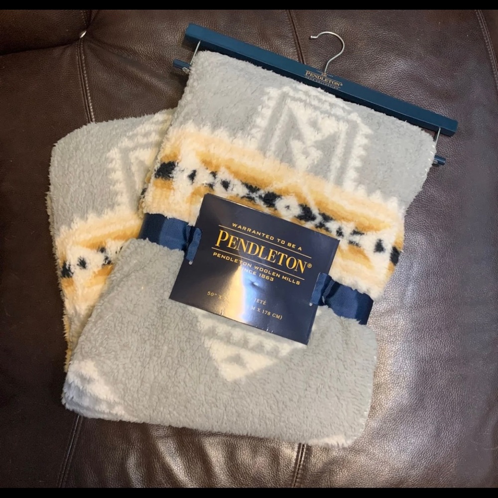 Pendleton Sherpa Fleece Throw Aztec